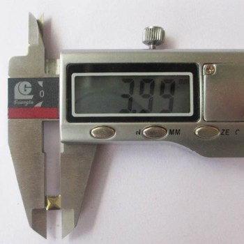 XX3990 Metal Pyramid Hot Fix nails 4x1.5mm 5000pcs/Bag