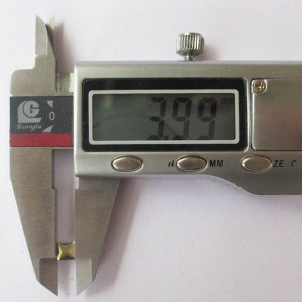 XX3990 Metal Pyramid Hot Fix nails 4x1.5mm 5000pcs/Bag