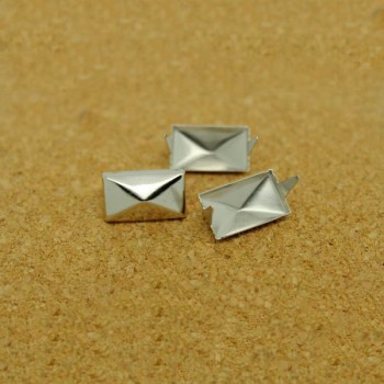 D101 Pyramid Iron/Brass Studs 9x15mm 1000pcs/bag