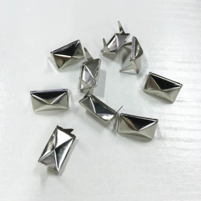 D101 Pyramid Iron/Brass Studs 9x15mm 1000pcs/bag
