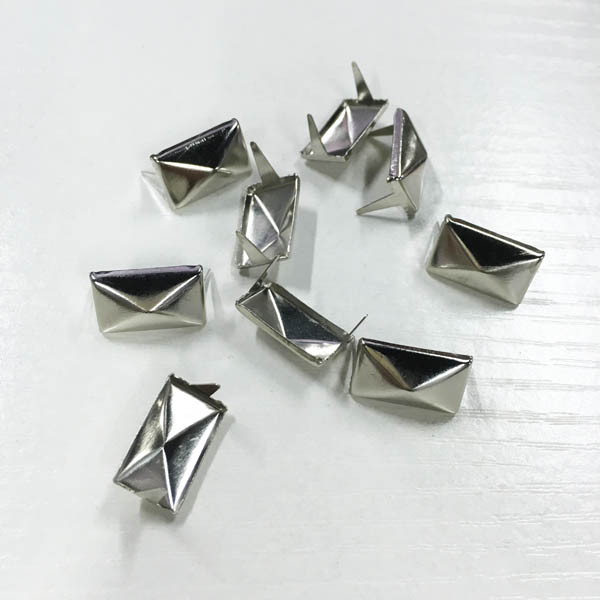 D101 Pyramid Iron/Brass Studs 9x15mm 1000pcs/bag