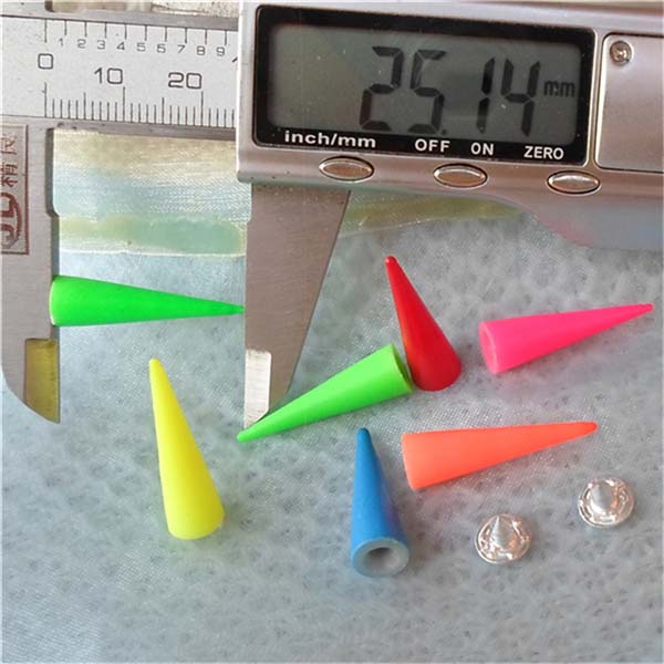 Q010 Cone Plastic Spike Rivets 7x25mm 1000pcs/bag