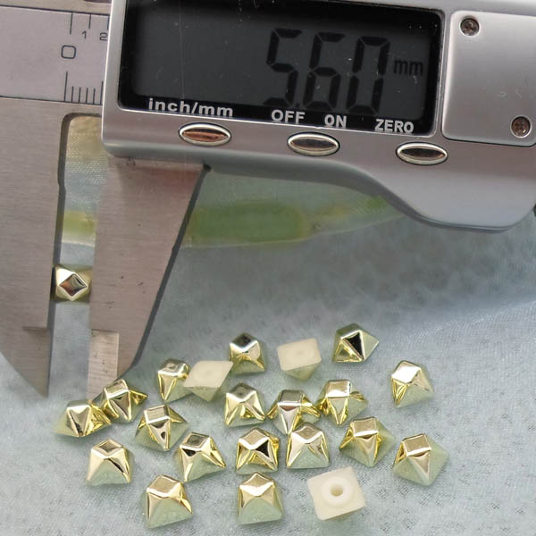 Q242 Square Section Plastic Rivets 5.6x4mm 1000pcs/Bag