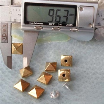 Q020 Plastic Silver Pyramid Rivets Rivets 10mm 1000pcs/bag