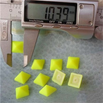 Q021 Plastic Pyramid Rivet 10mm 1000pcs/bag