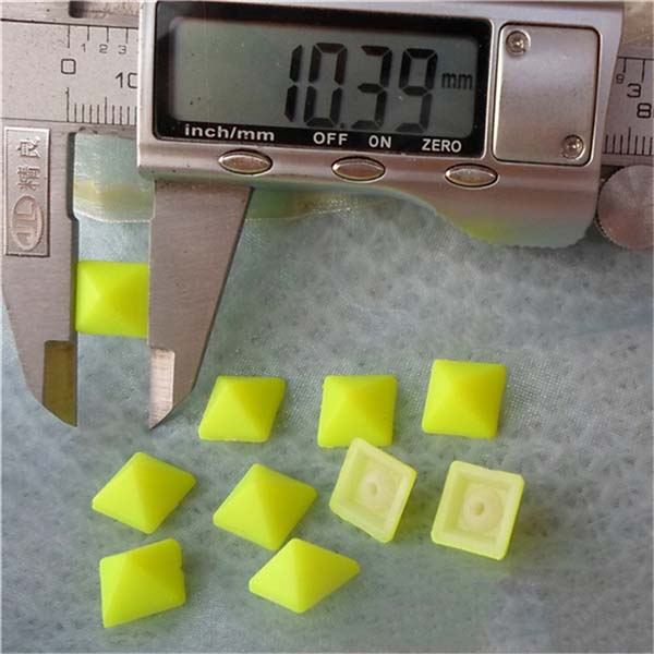 Q021 Plastic Pyramid Rivet 10mm 1000pcs/bag