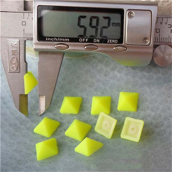 Q021 Plastic Pyramid Rivet 10mm 1000pcs/bag