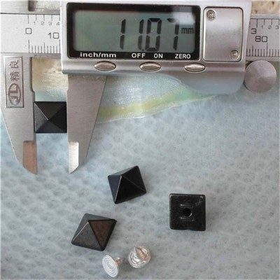 Q022 Plastic Pyramid Rivets 11mm 1000pcs/bag