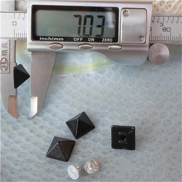 Q022 Plastic Pyramid Rivets 11mm 1000pcs/bag