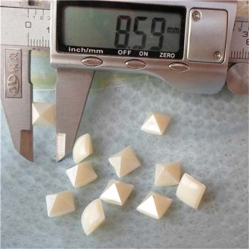 Q049 Pyramid Plastic Rivets 8.6mm 1000pcs/bag