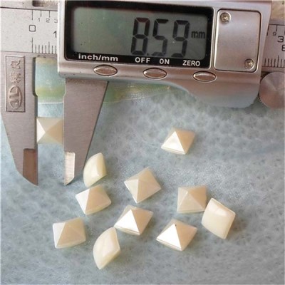 Q049 Pyramid Plastic Rivets 8.6mm 1000pcs/bag