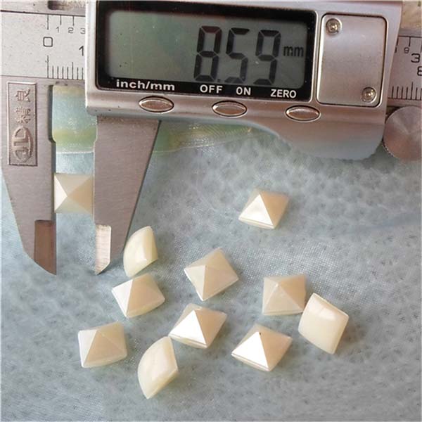 Q049 Pyramid Plastic Rivets 8.6mm 1000pcs/bag