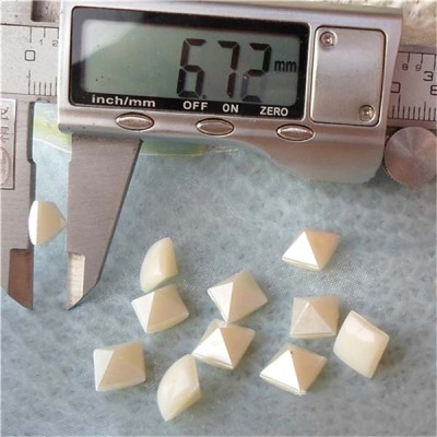 Q049 Pyramid Plastic Rivets 8.6mm 1000pcs/bag