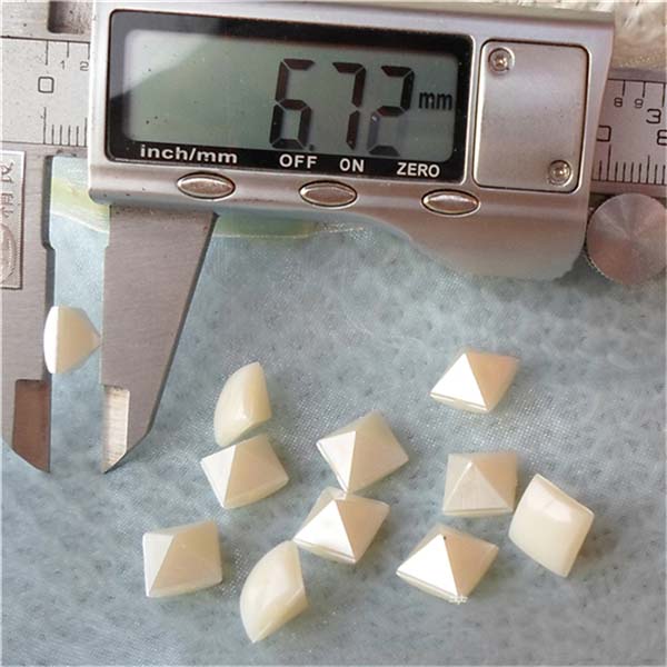 Q049 Pyramid Plastic Rivets 8.6mm 1000pcs/bag