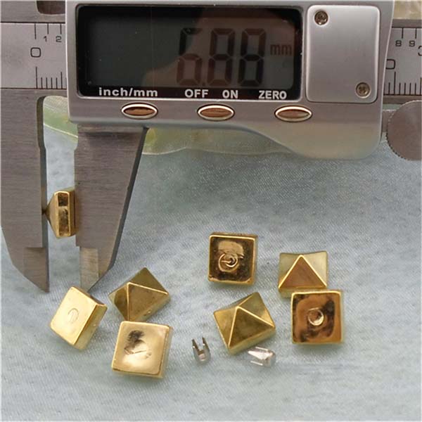 Q050 Pyramid Plastic Rivets 9.5mm 1000pcs/bag
