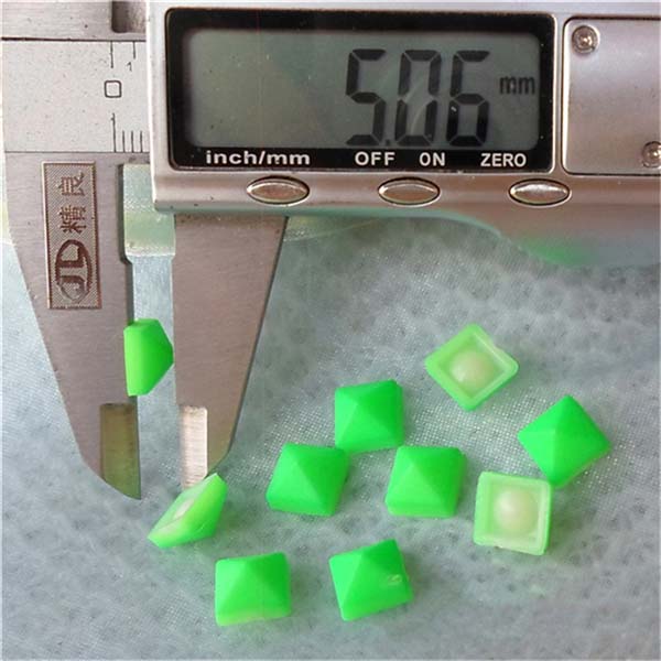 Q117 Pyramid Plastic Rivets 8mm 1000pcs/bag