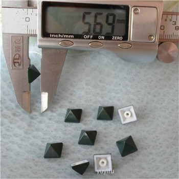 Q131 Pyramid Plastic Rivets 8mm 1000pcs/bag