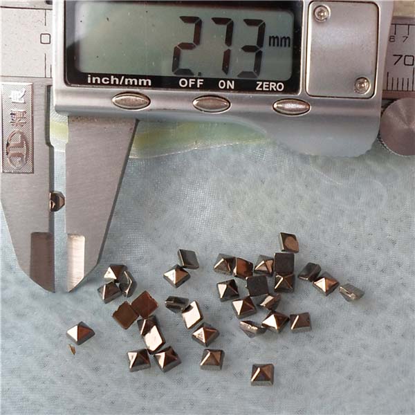 Q147 Pyramid Plastic Rivets 4mm 1000pcs/bag
