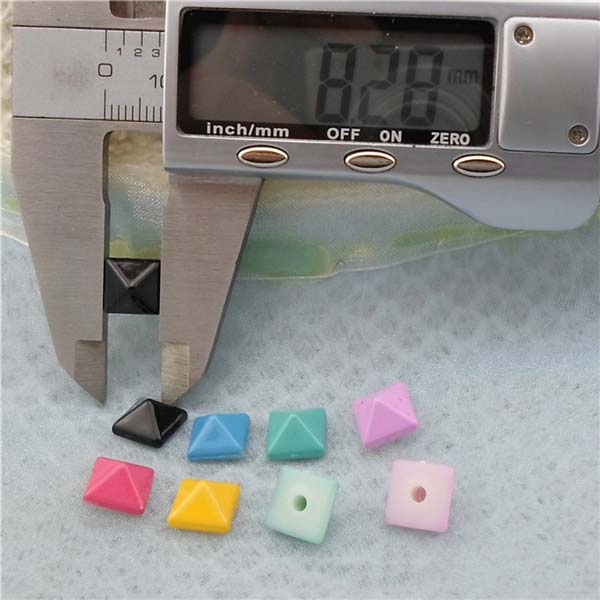 Q165 Pyramid Plastic Rivets 8mm 1000pcs/bag