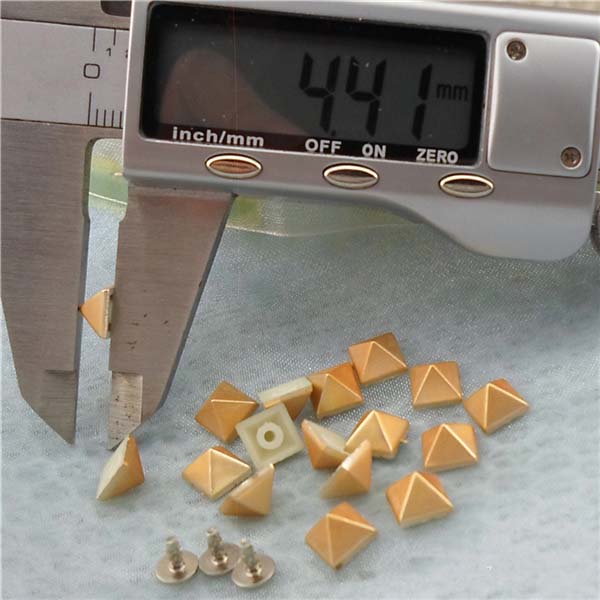 Q176 Pyramid Plastic Rivets 7mm 1000pcs/bag