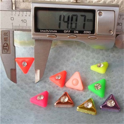 Q088 Triangle Shaped Rivets 14x4mm 1000pcs/bag