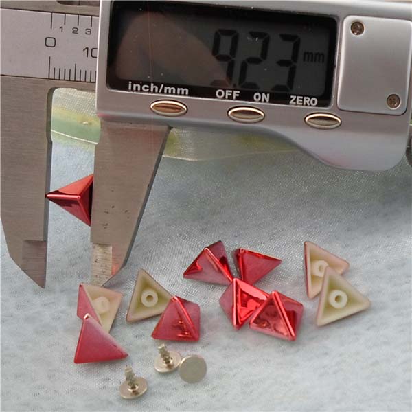 Q196 Triangle Plastic Rivets 11x7mm 1000pcs/bag