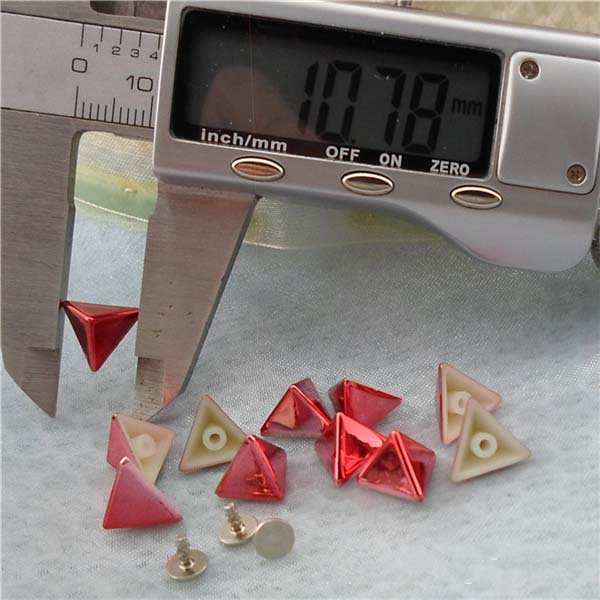Q196 Triangle Plastic Rivets 11x7mm 1000pcs/bag