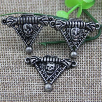 G074 Triangle Skull Sew Spikes 36mm 100pcs/bag