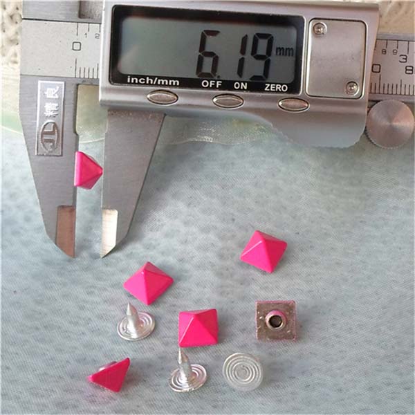 K033 Pyramid Alloy Rivets 8mm 100pcs/bag