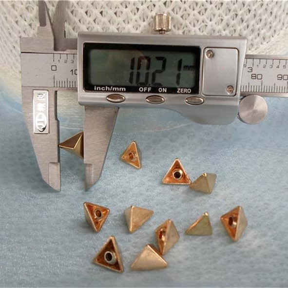 K049 Triangle Rivets Studs 10x7mm 100pcs/bag
