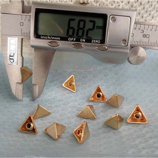 K049 Triangle Rivets Studs 10x7mm 100pcs/bag