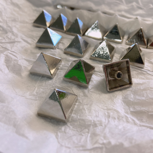 D1512 Pyramid Screwback Spikes 15x12mm 100pcs/bag
