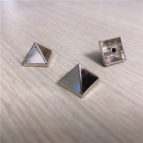 D1512 Pyramid Screwback Spikes 15x12mm 100pcs/bag