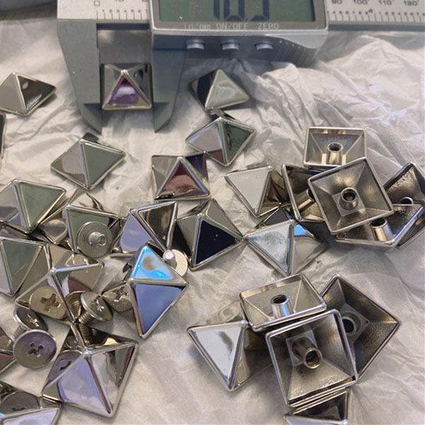 D1810 Pyramid Screwback Spikes 17.7x10mm 100pcs/bag