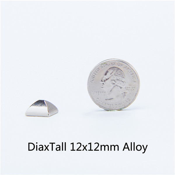 J1212 Pyramid Spikes 12x12mm 100pcs/Bag