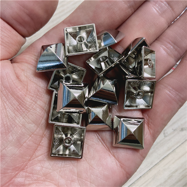 NO1515 Custom Pyramid Spikes 15X15mm 100pcs/bag