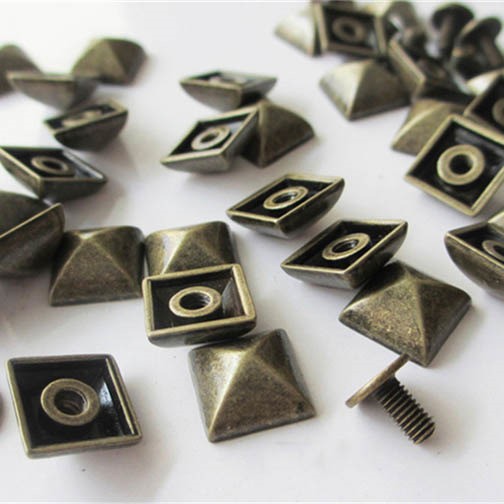 NO62 Diy Pyramid Spikes 10X10mm 100pcs/bag