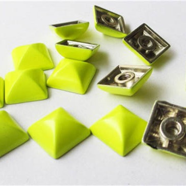 NO62 Diy Pyramid Spikes 10X10mm 100pcs/bag
