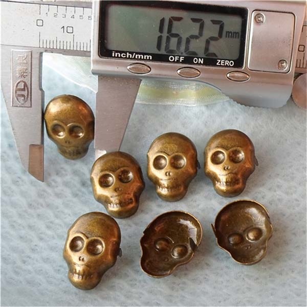 A047 Skull Shaped Studs 22x16mm 100pcs/bag