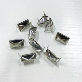 D101 Pyramid Iron/Brass Studs 9x15mm 1000pcs/bag