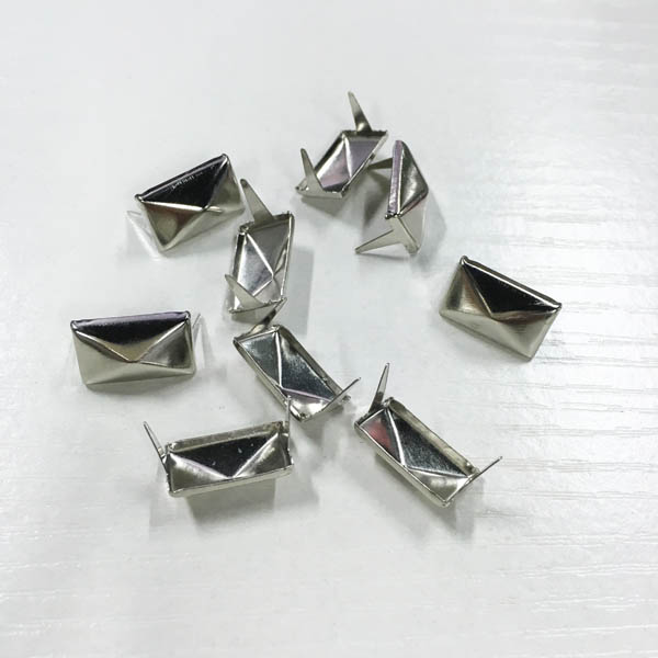 D101 Pyramid Iron/Brass Studs 9x15mm 1000pcs/bag