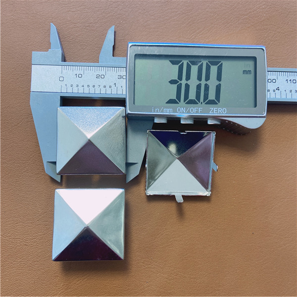 D3030 Pyramid Studs(iron/brass) 30mm 100pcs/bag